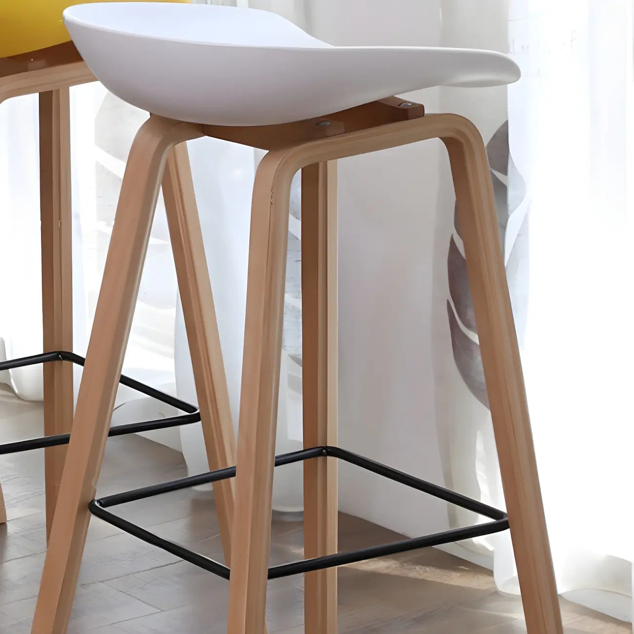 Tabouret de bar moderne du milieu du siècle en plastique avec pieds en bois