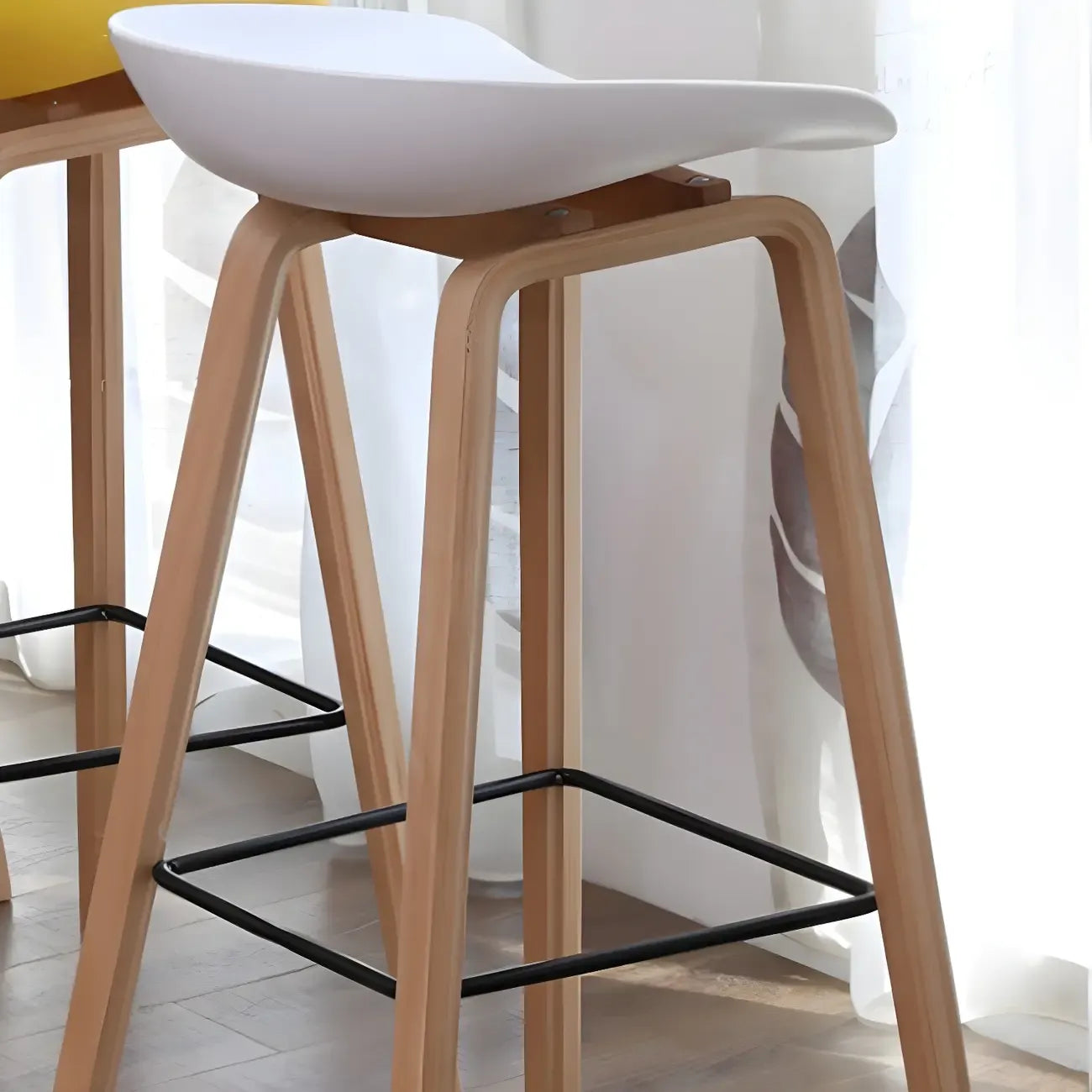 Tabouret de bar moderne du milieu du siècle en plastique avec pieds en bois