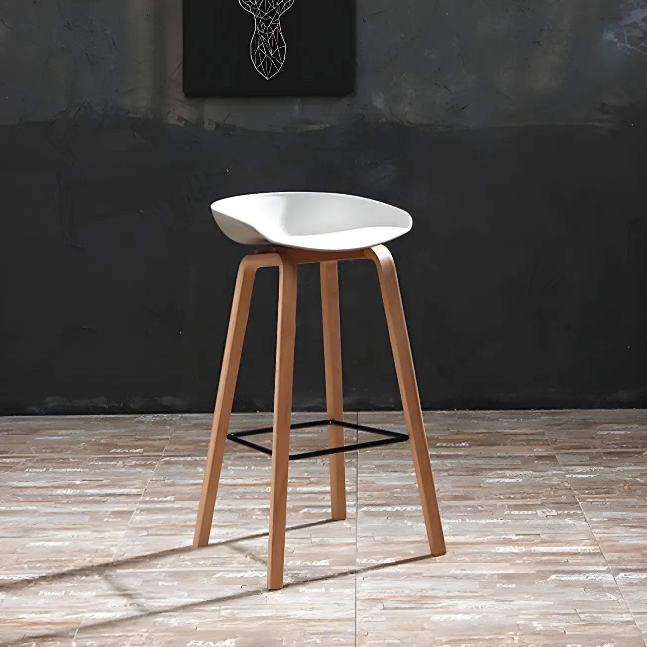 Tabouret de bar moderne du milieu du siècle en plastique avec pieds en bois