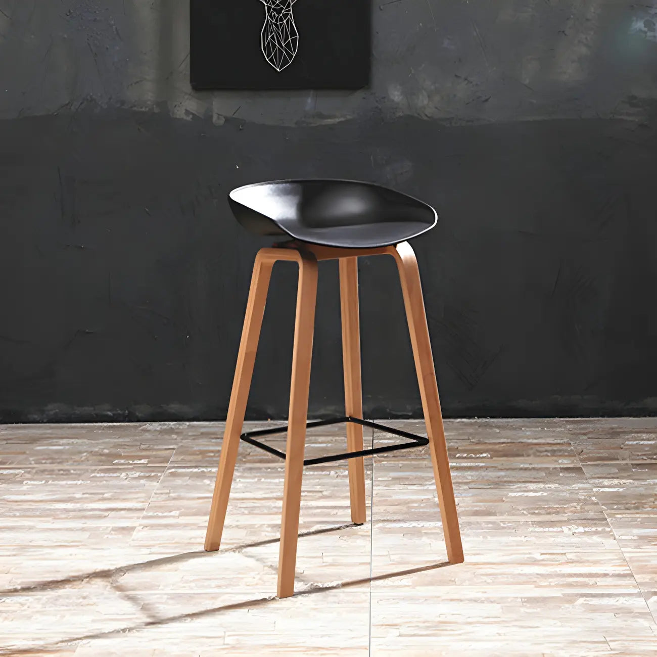 Tabouret de bar moderne du milieu du siècle en plastique avec pieds en bois