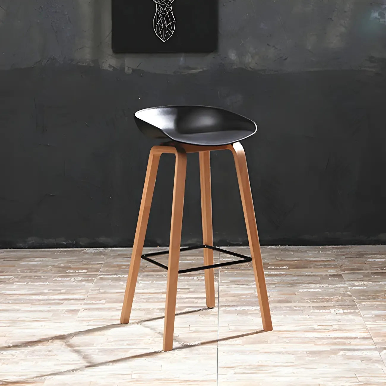 Tabouret de bar moderne du milieu du siècle en plastique avec pieds en bois