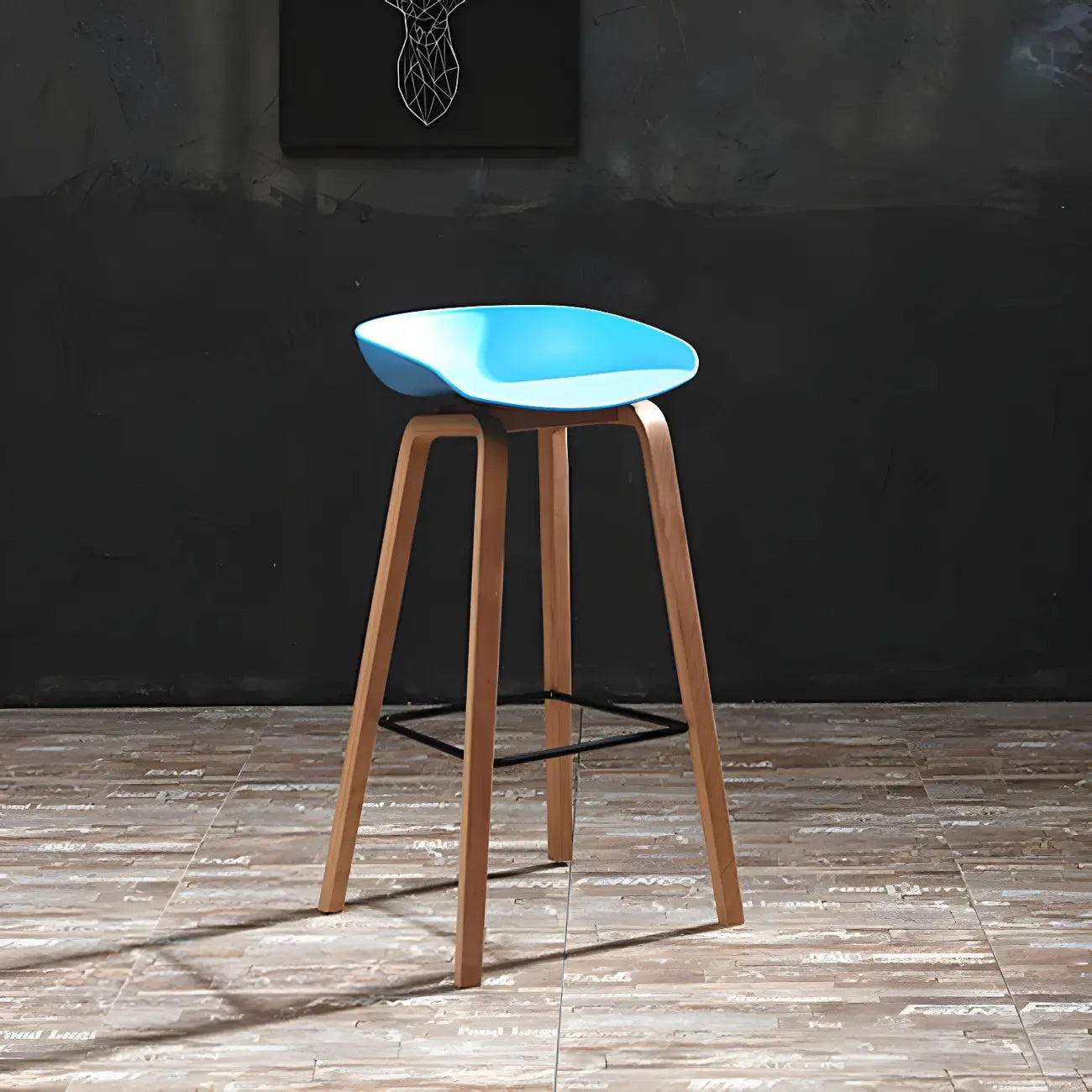 Tabouret de bar moderne du milieu du siècle en plastique avec pieds en bois