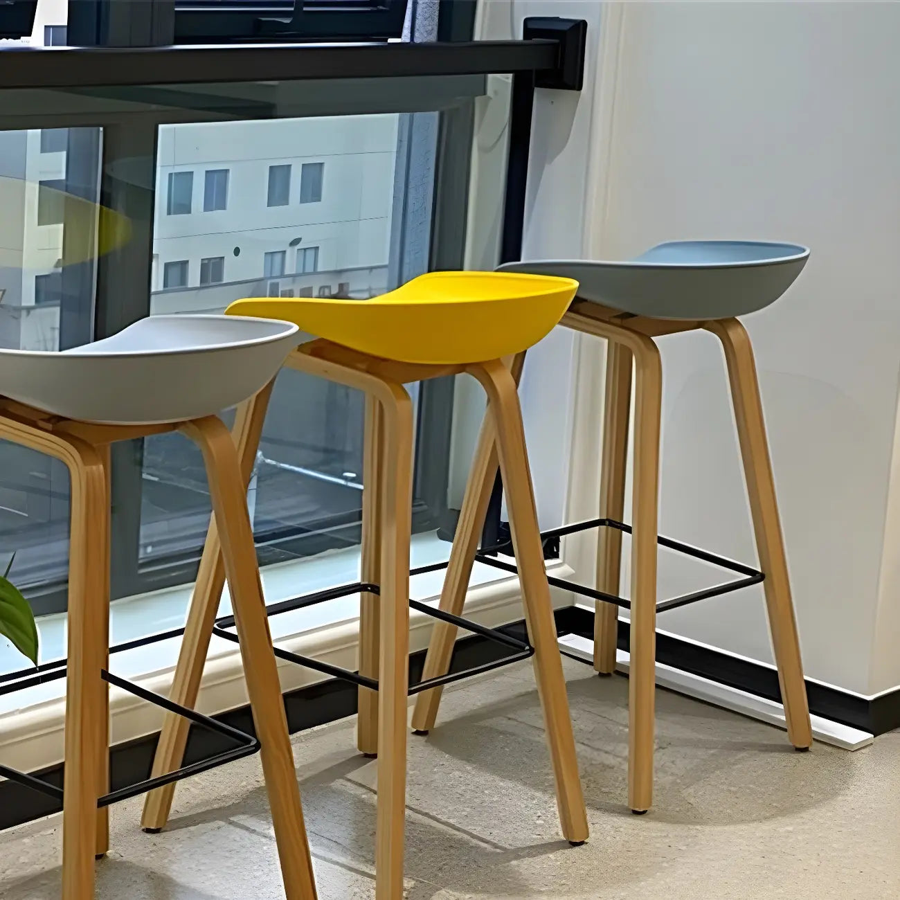 Tabouret de bar moderne du milieu du siècle en plastique avec pieds en bois
