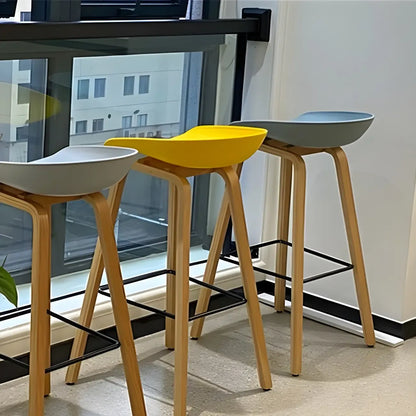 Tabouret de bar moderne du milieu du siècle en plastique avec pieds en bois