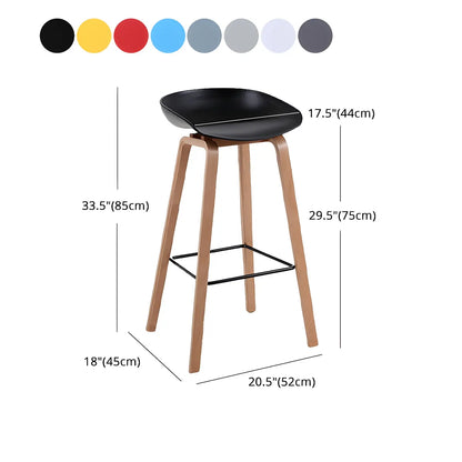 Tabouret de bar moderne du milieu du siècle en plastique avec pieds en bois