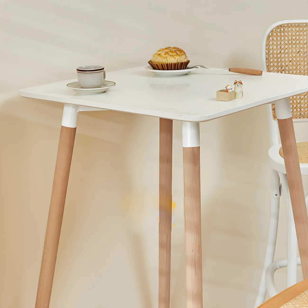 Table de bar carrée petite hauteur en bois naturel