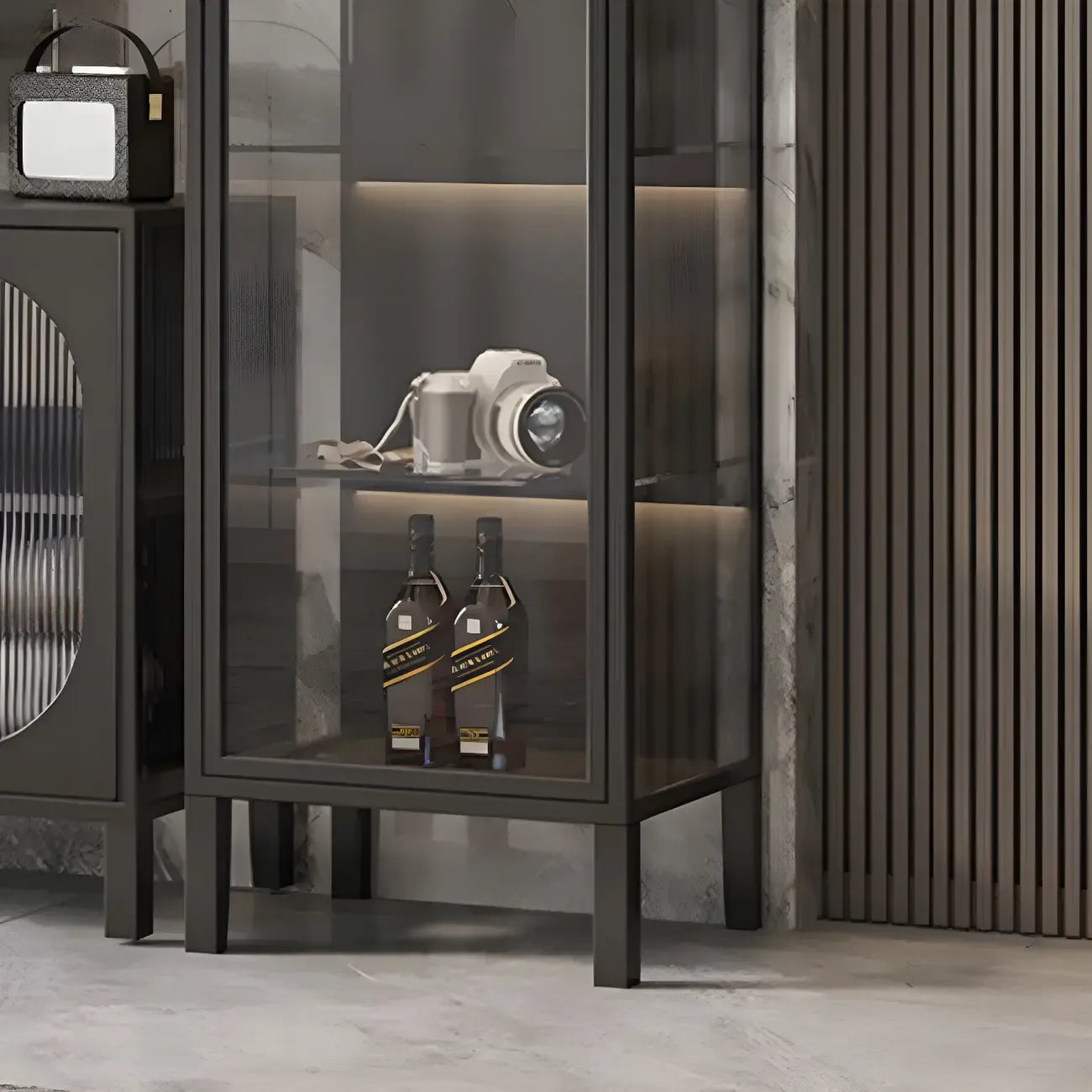 Élégante vitrine moderne en métal noir et verre.