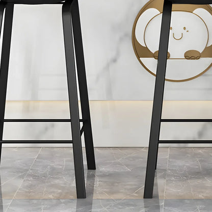 Tabouret de bar ergonomique au design élégant et contemporain en métal noir