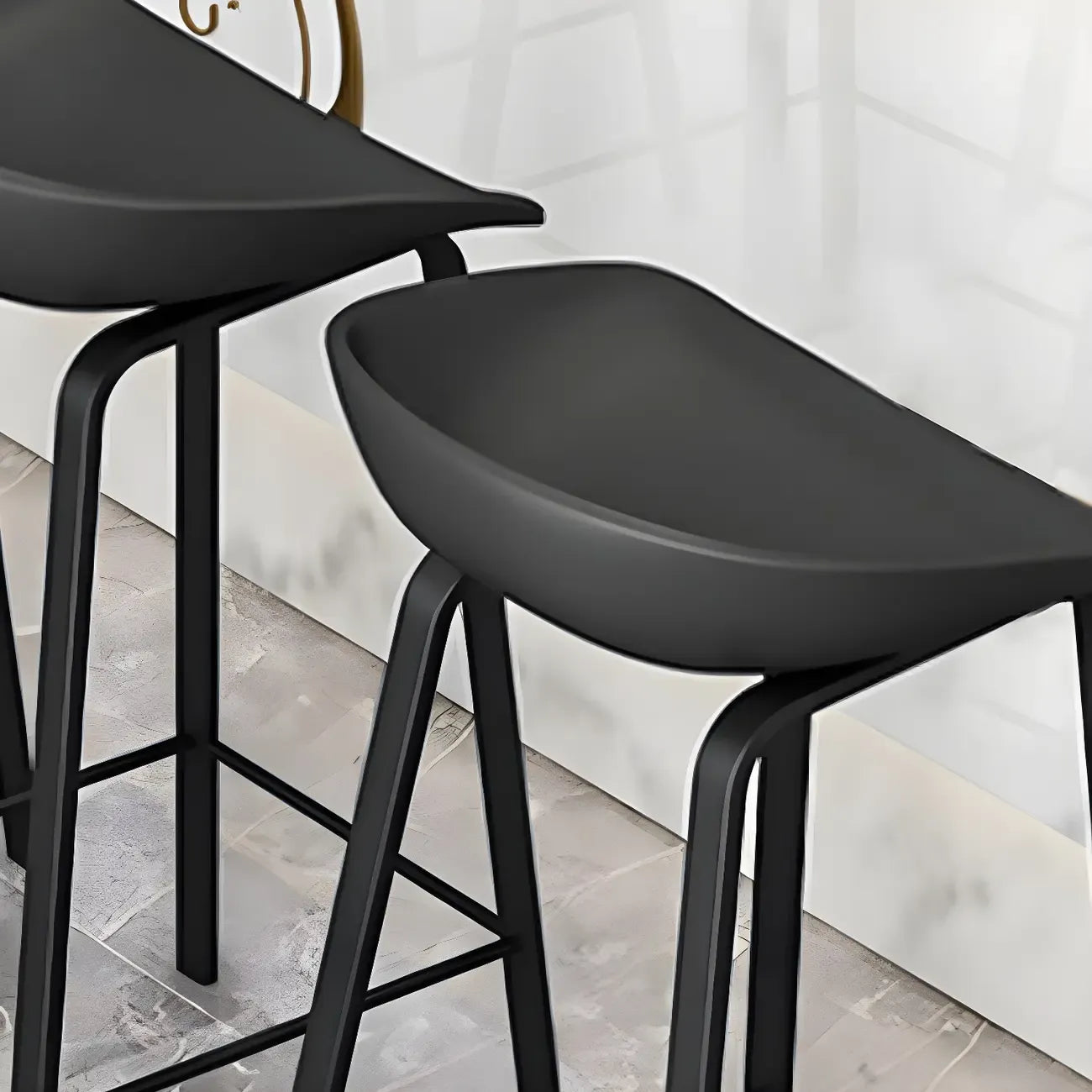 Tabouret de bar ergonomique au design élégant et contemporain en métal noir