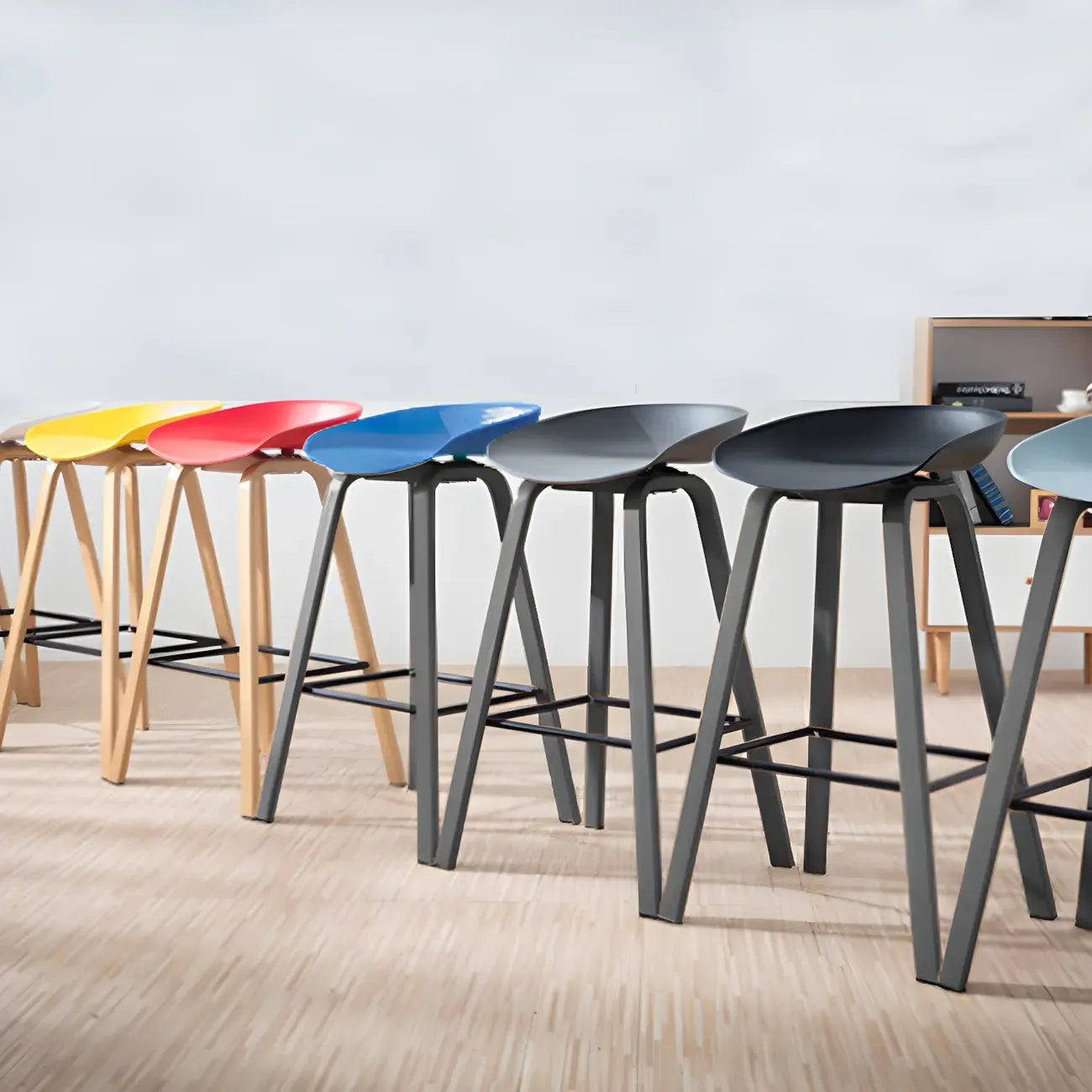 Tabouret de bar ergonomique au design élégant et contemporain en métal noir