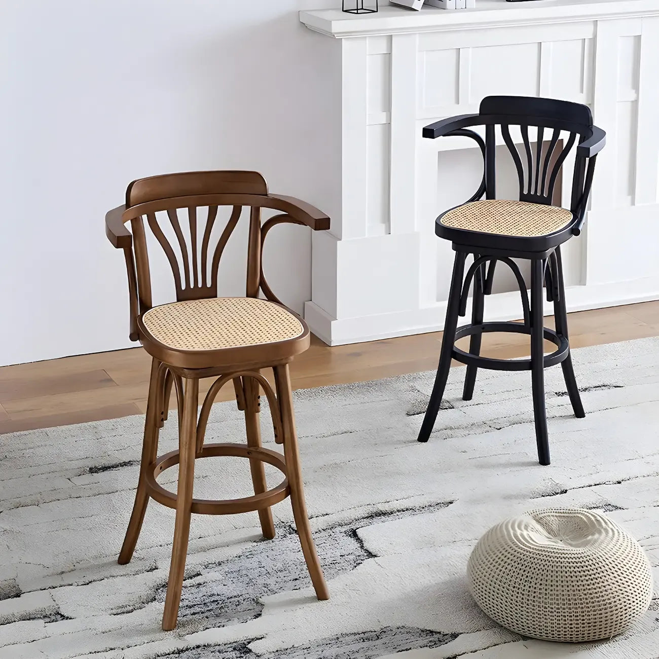 Tabouret de bar bas en rotin carré intemporel, marron/noir