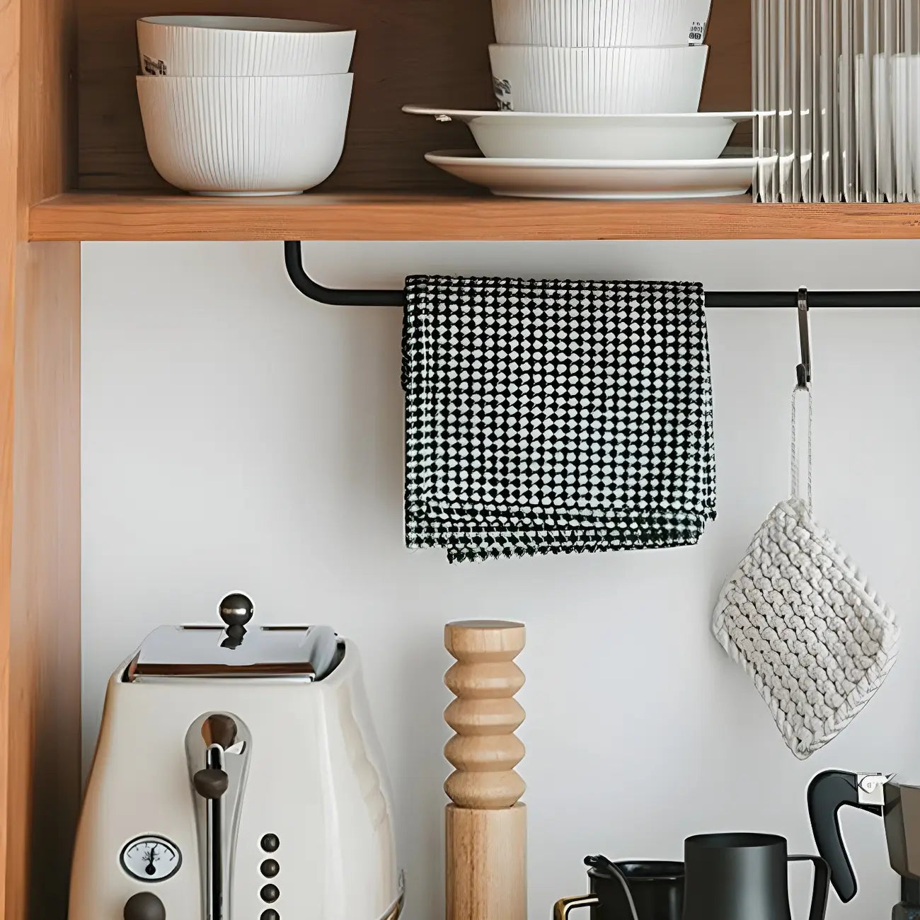 vaisselier de salle à manger avec portes vitrées en bois brun