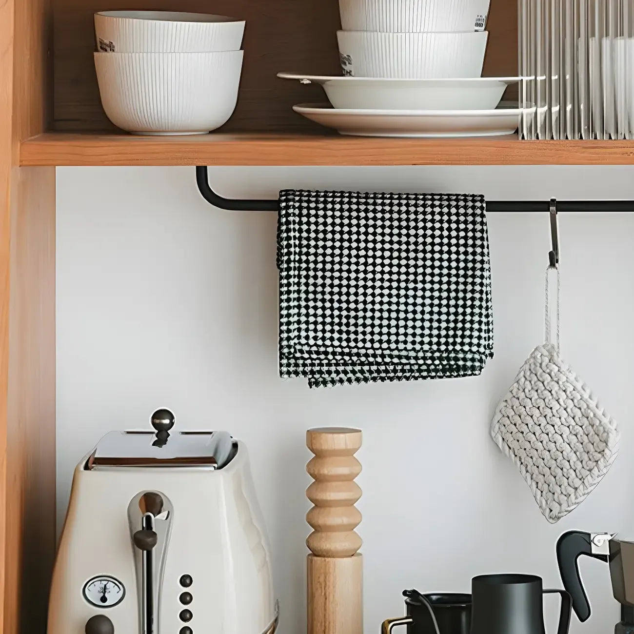 vaisselier de salle à manger avec portes vitrées en bois brun