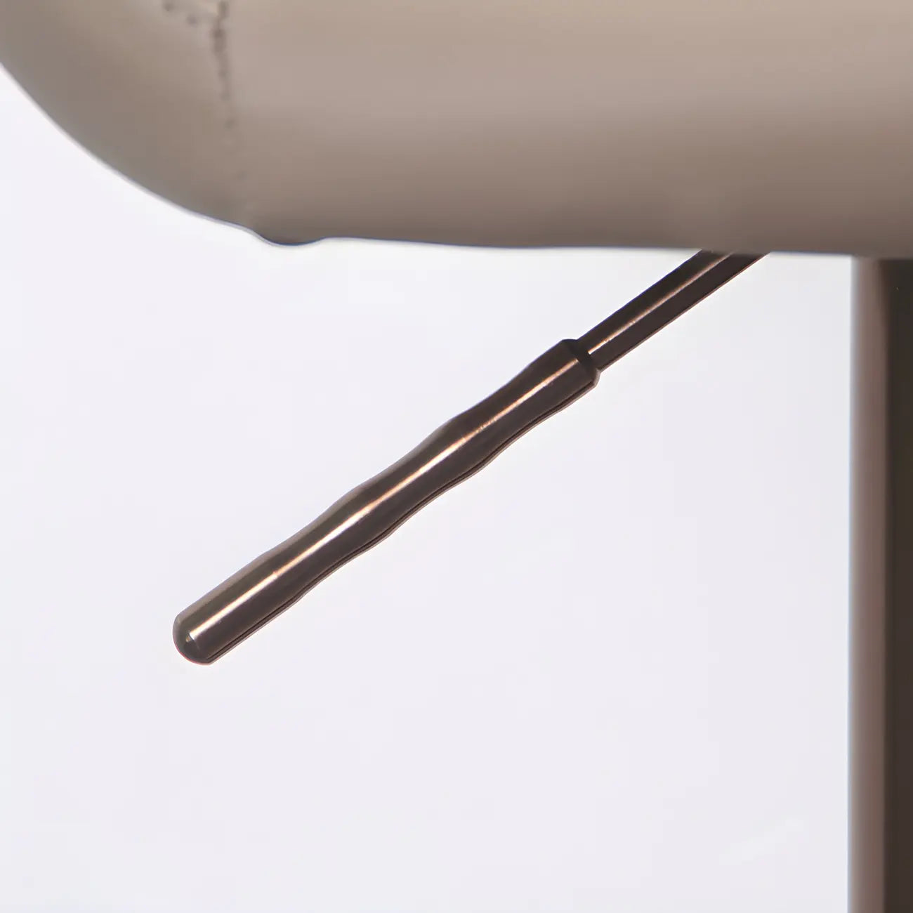 Tabourets de bar pivotants et réglables en métal brillant