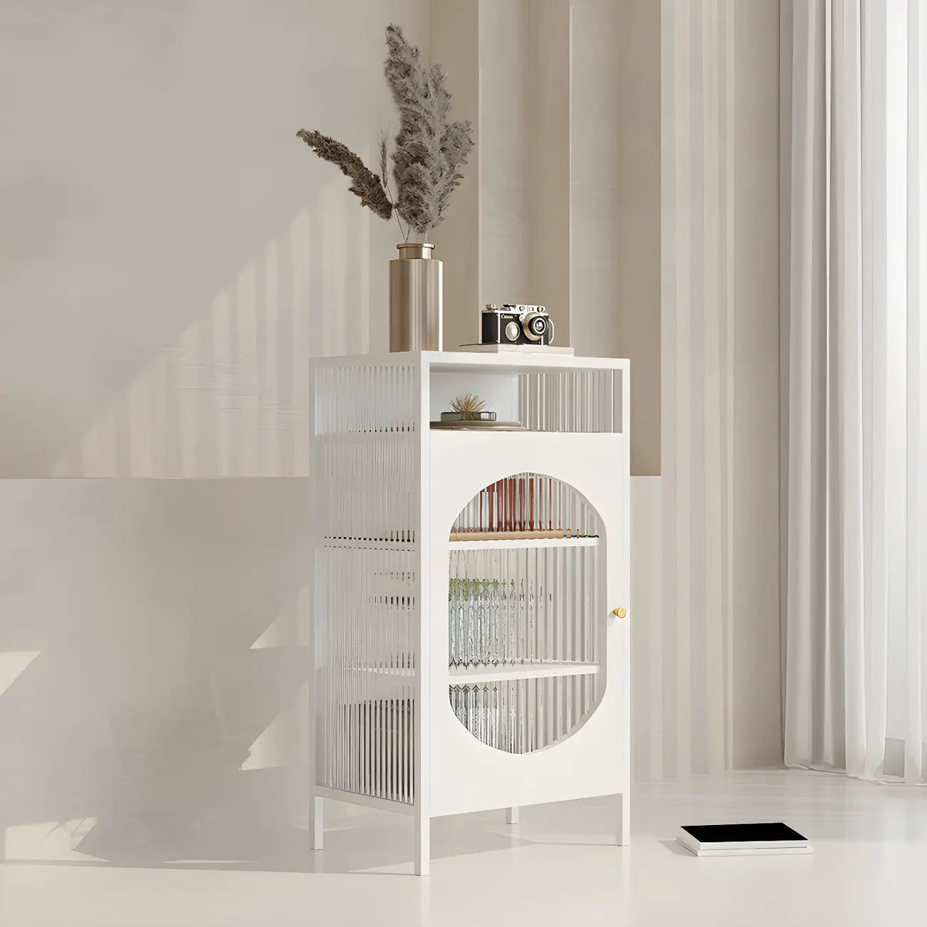 Vitrine de rangement simple en métal blanc et portes vitrées.