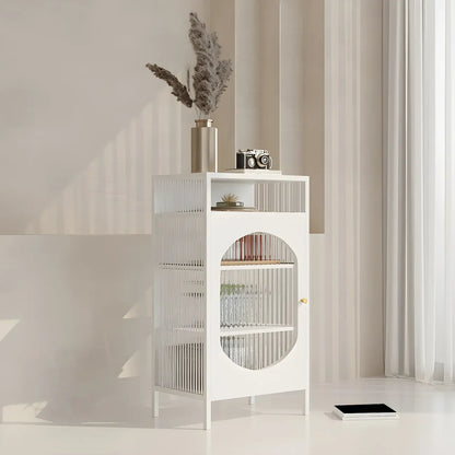 Vitrine de rangement simple en métal blanc et portes vitrées.
