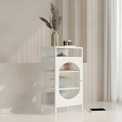 Vitrine de rangement simple en métal blanc et portes vitrées.
