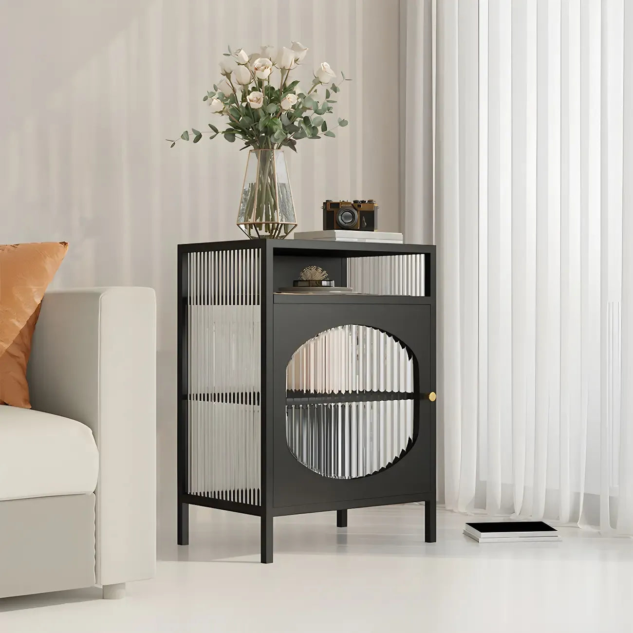 Vitrine de rangement simple en métal blanc et portes vitrées.