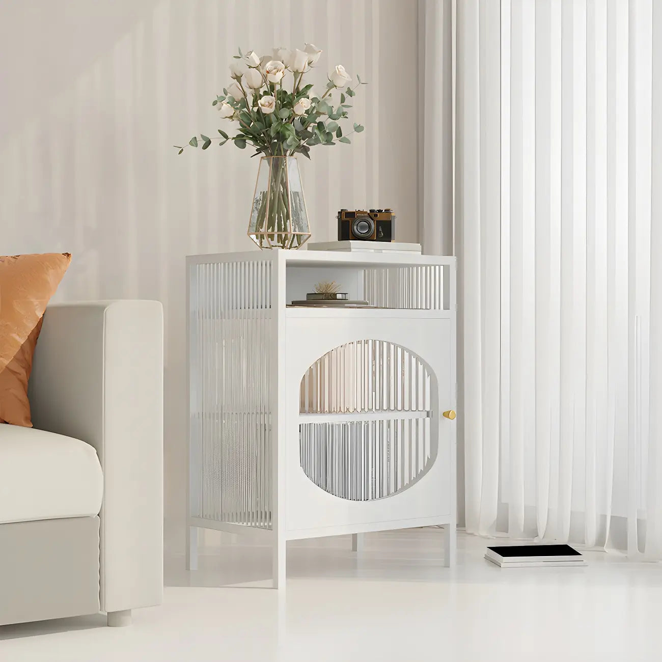 Vitrine de rangement simple en métal blanc et portes vitrées.