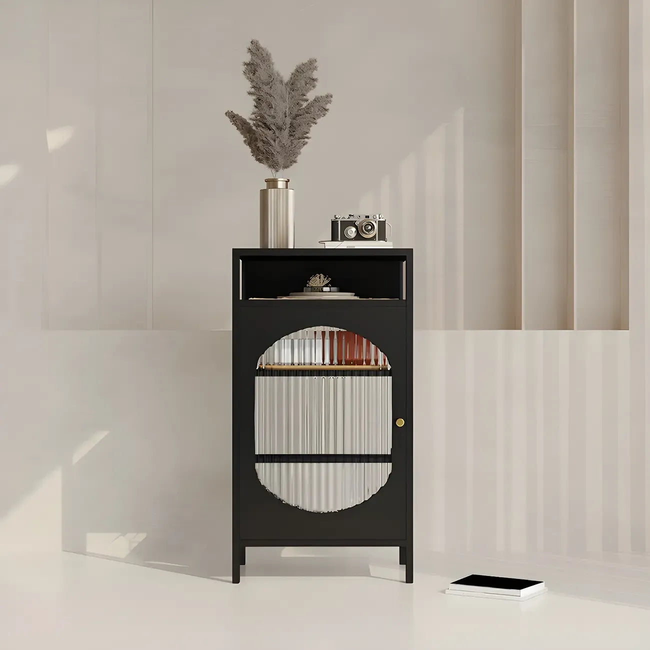 Vitrine de rangement simple en métal blanc et portes vitrées.