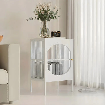 Vitrine de rangement simple en métal blanc et portes vitrées.