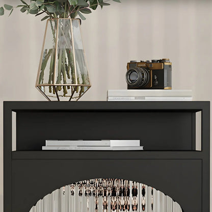 Vitrine de rangement simple en métal blanc et portes vitrées.