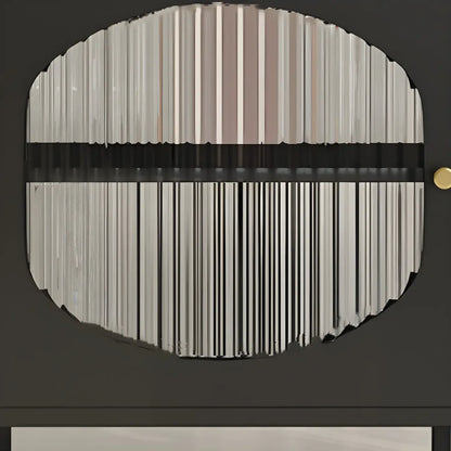 Vitrine de rangement simple en métal blanc et portes vitrées.