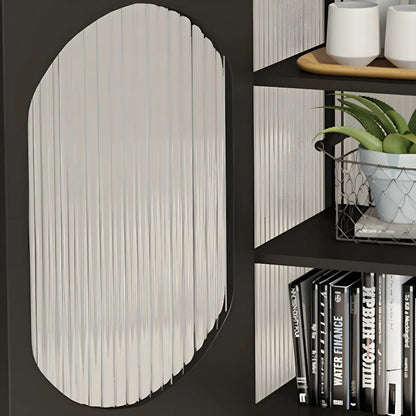 Vitrine de rangement simple en métal blanc et portes vitrées.