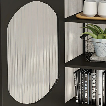 Vitrine de rangement simple en métal blanc et portes vitrées.