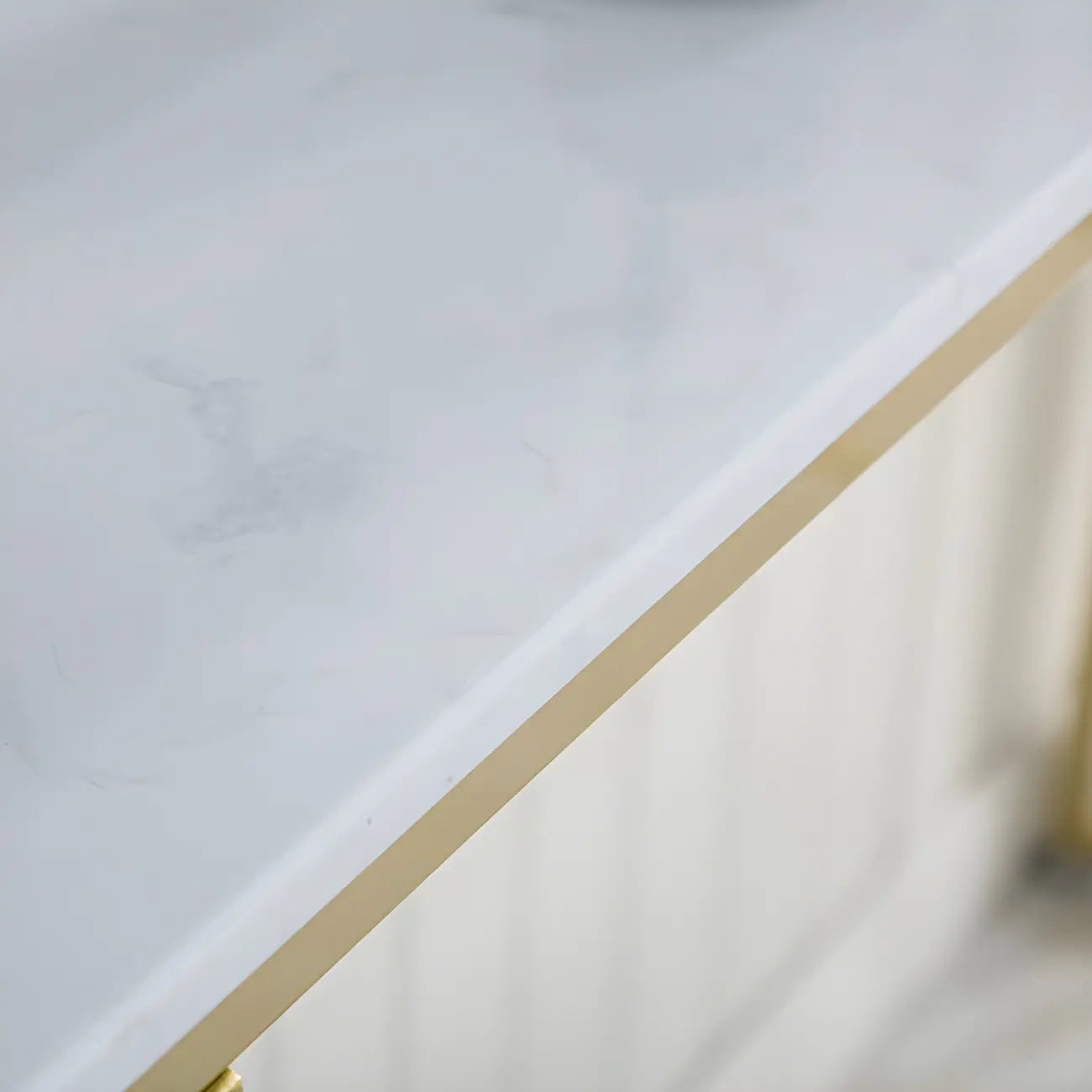 Table de bar blanche moderne avec grand espace de rangement pour les repas