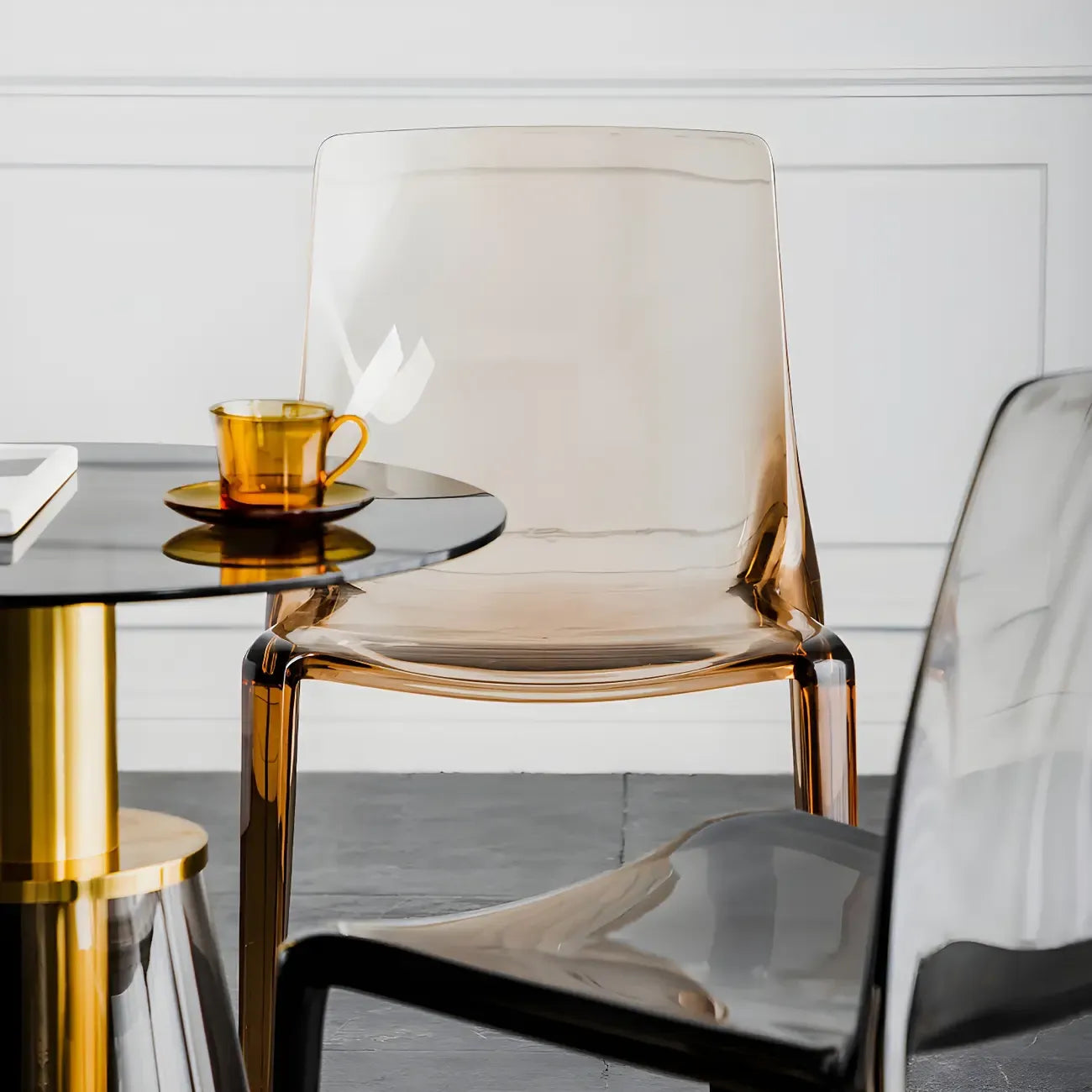 Chaise de salle à manger sans accoudoirs à dossier bas en acrylique ambré