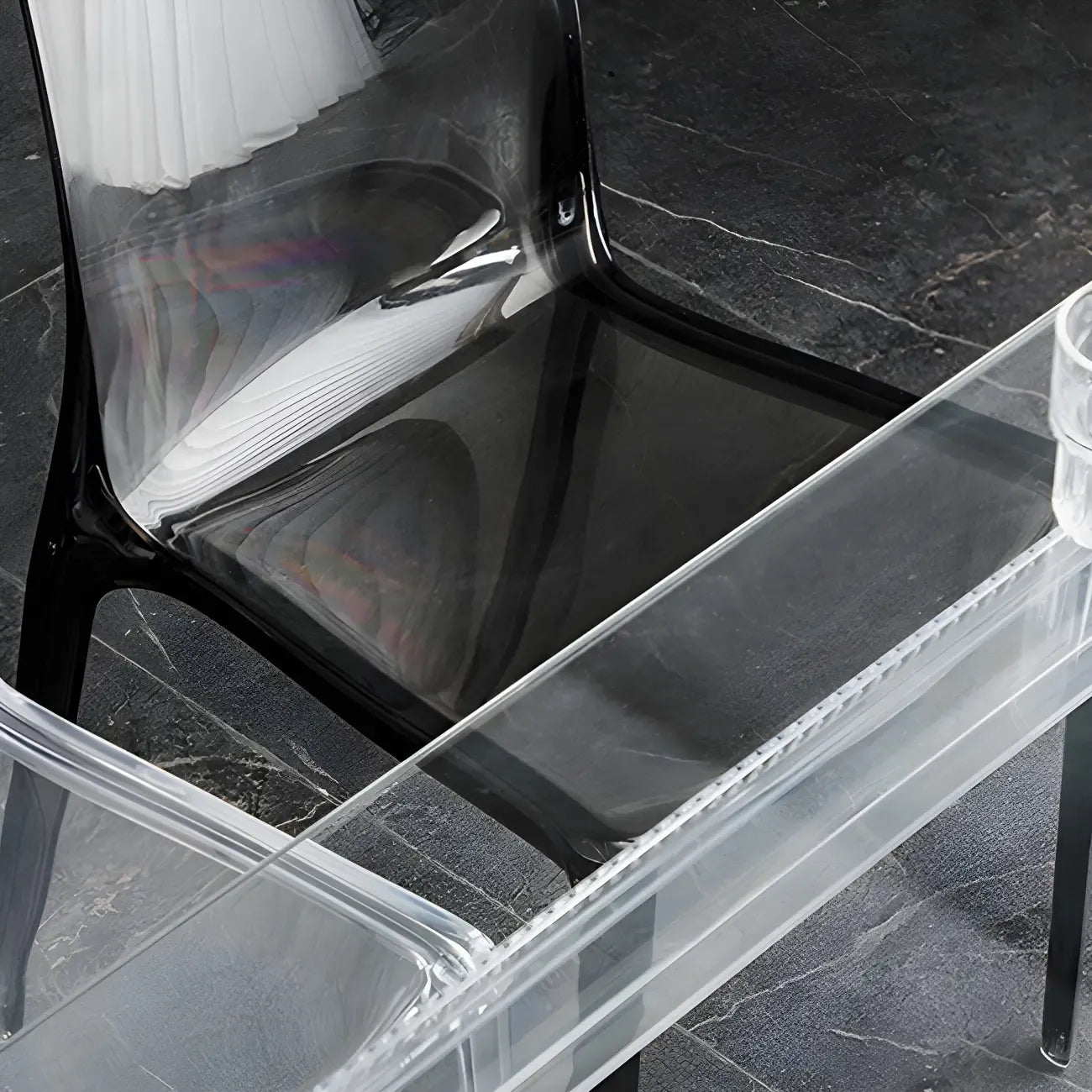 Chaise de salle à manger sans accoudoirs à dossier bas en acrylique ambré