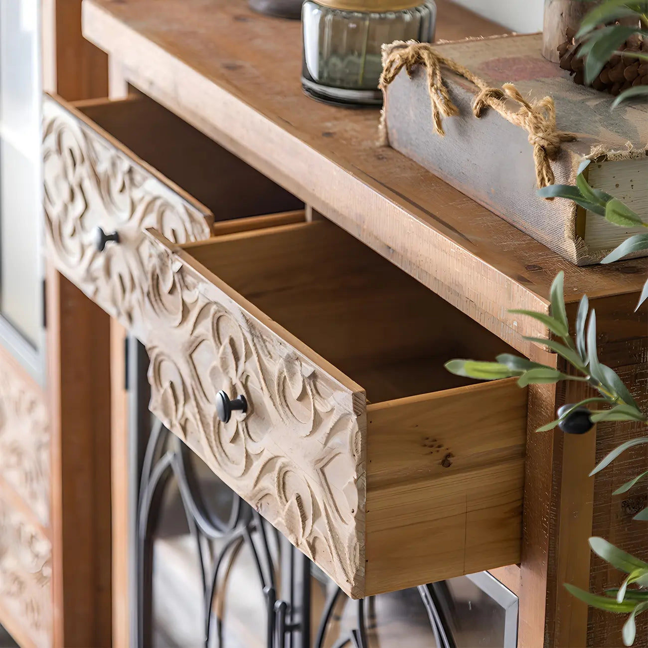 Vitrine classique à deux tiroirs en bois brun moyen et verre
