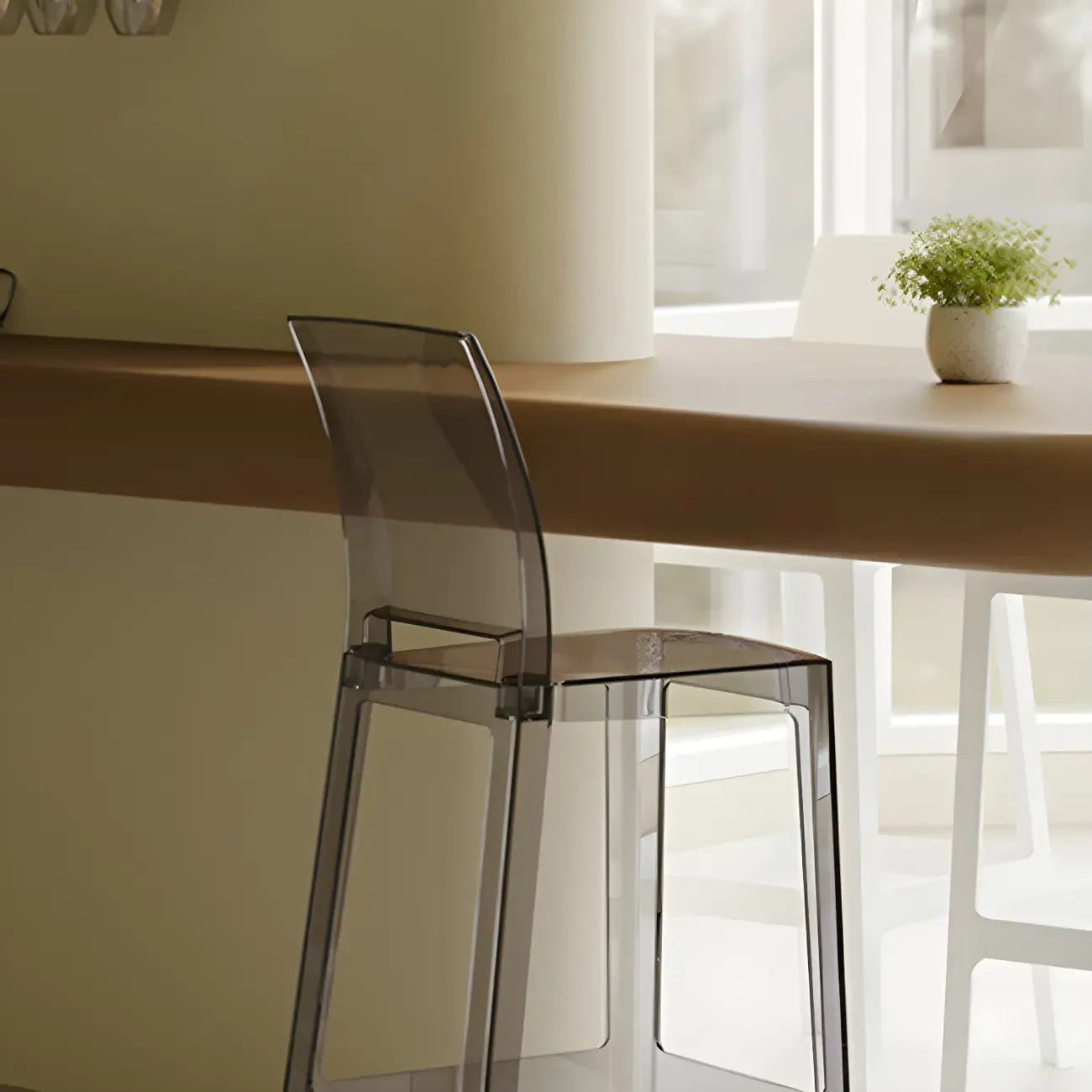 Tabouret de bar moderne en acrylique lisse et élégant avec dossier circulaire