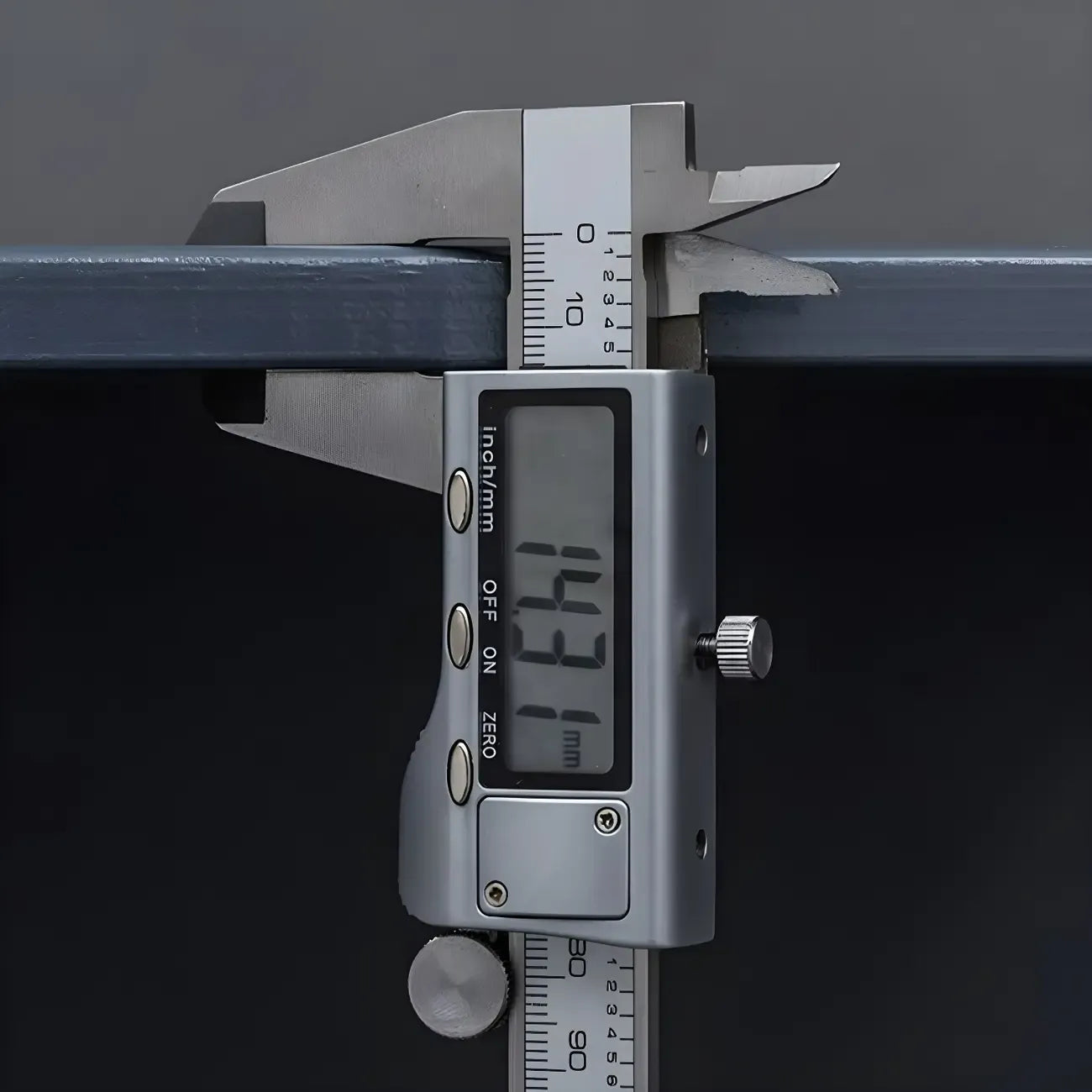 Étagère en bambou gris, vitrine avec porte en acrylique