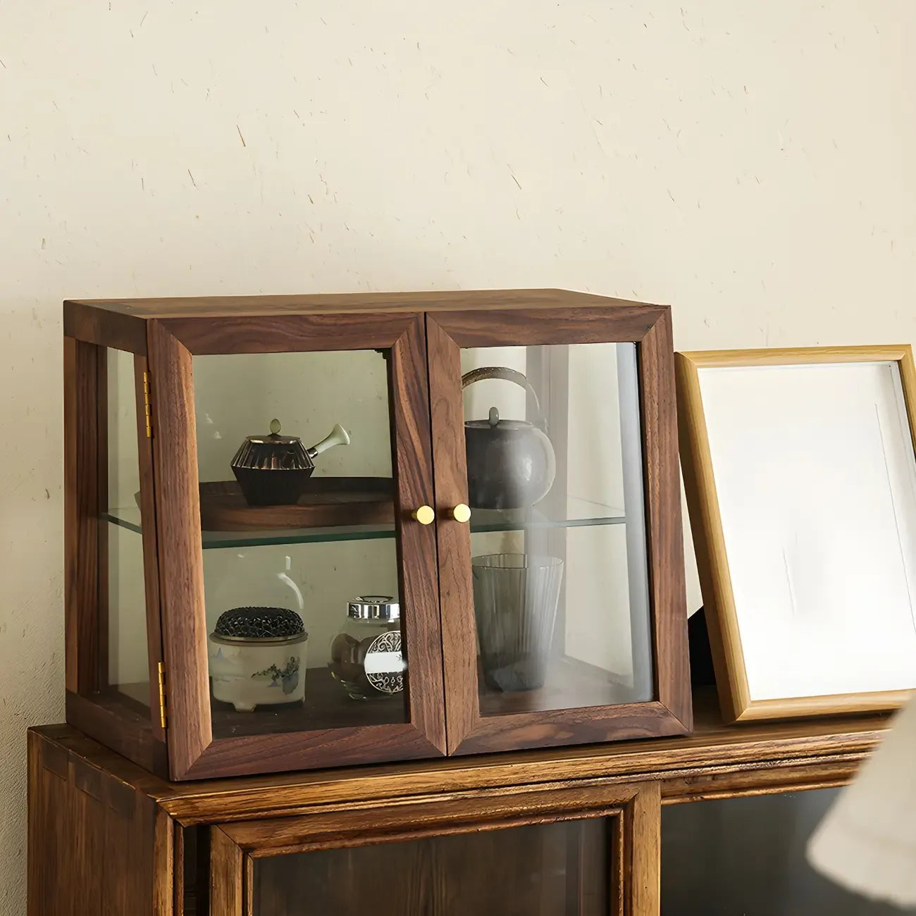 Petit vaisselier en noyer avec porte en verre brun et bois de noyer