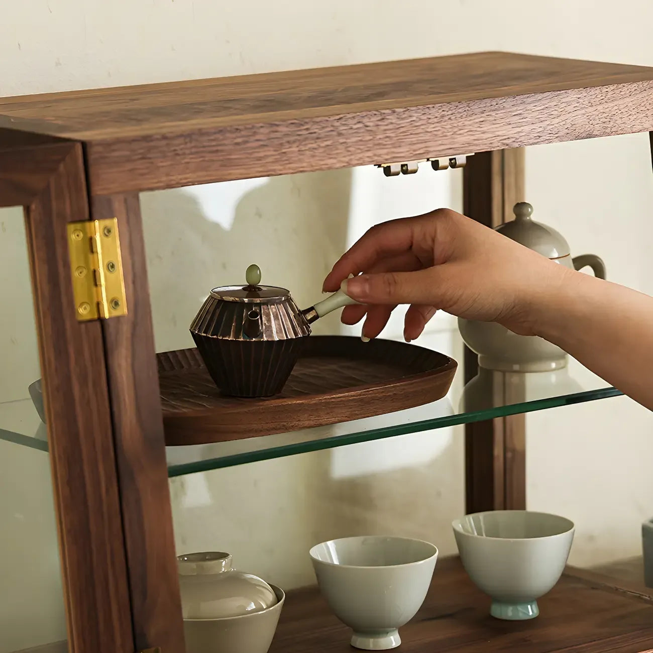 Petit vaisselier en noyer avec porte en verre brun et bois de noyer