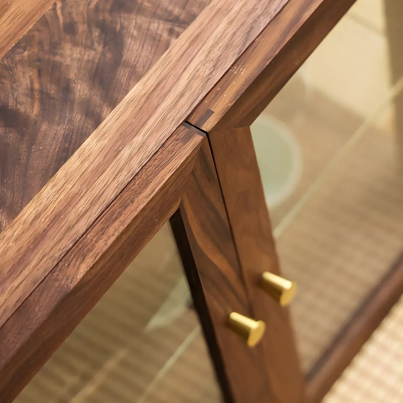 Petit vaisselier en noyer avec porte en verre brun et bois de noyer