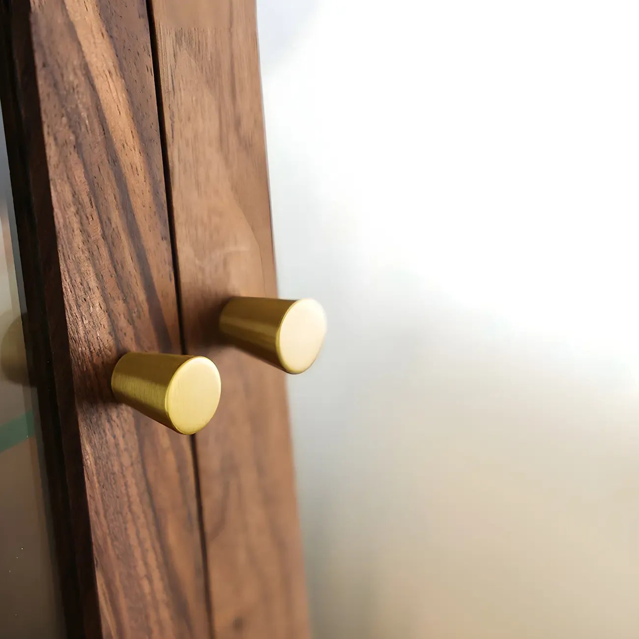 Petit vaisselier en noyer avec porte en verre brun et bois de noyer