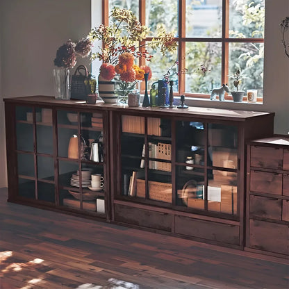 Vitrine en bois brun avec étagères réglables et portes vitrées