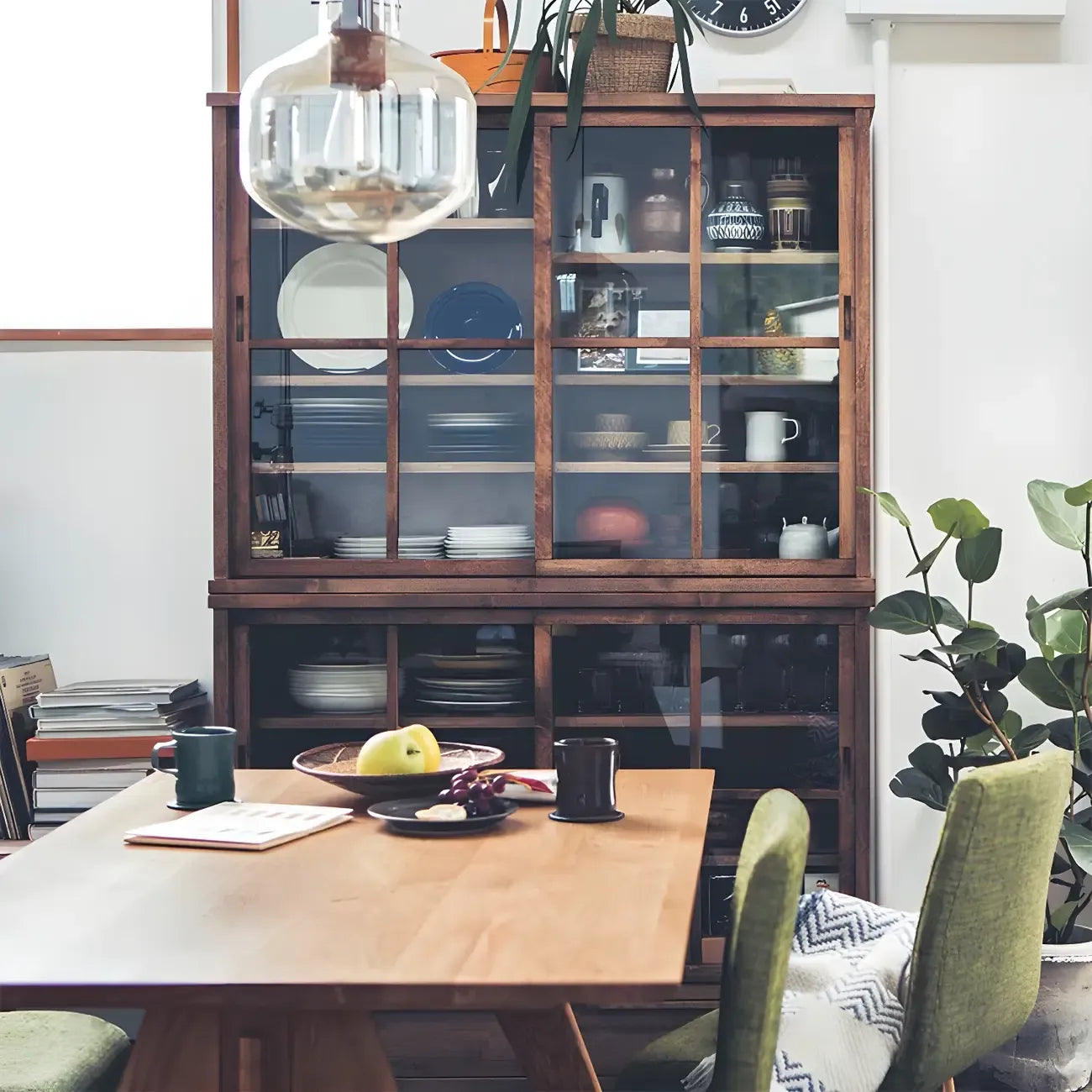 Vitrine en bois brun avec étagères réglables et portes vitrées