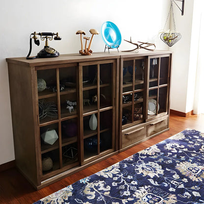 Vitrine en bois brun avec étagères réglables et portes vitrées