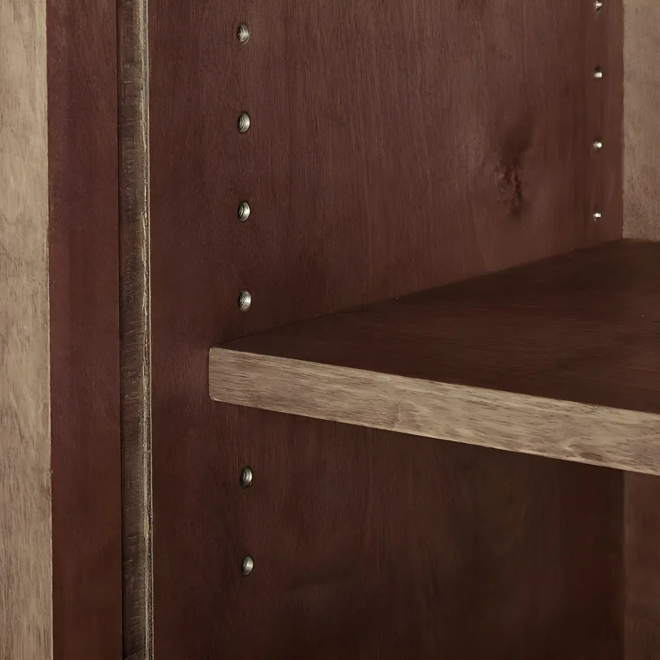 Vitrine en bois brun avec étagères réglables et portes vitrées