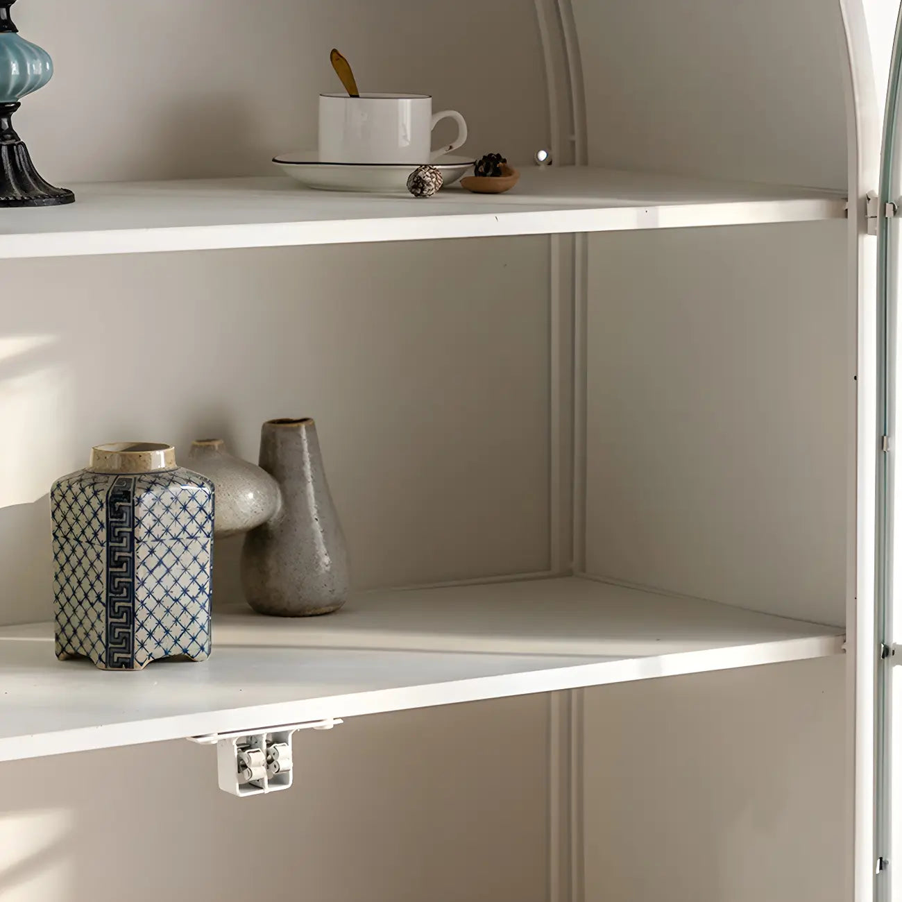 Vitrine moderne cintrée en bois et porte vitrée