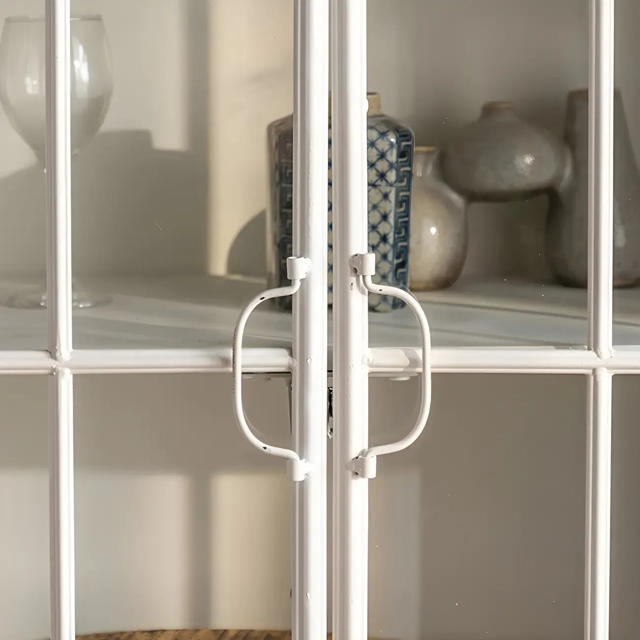 Vitrine moderne cintrée en bois et porte vitrée