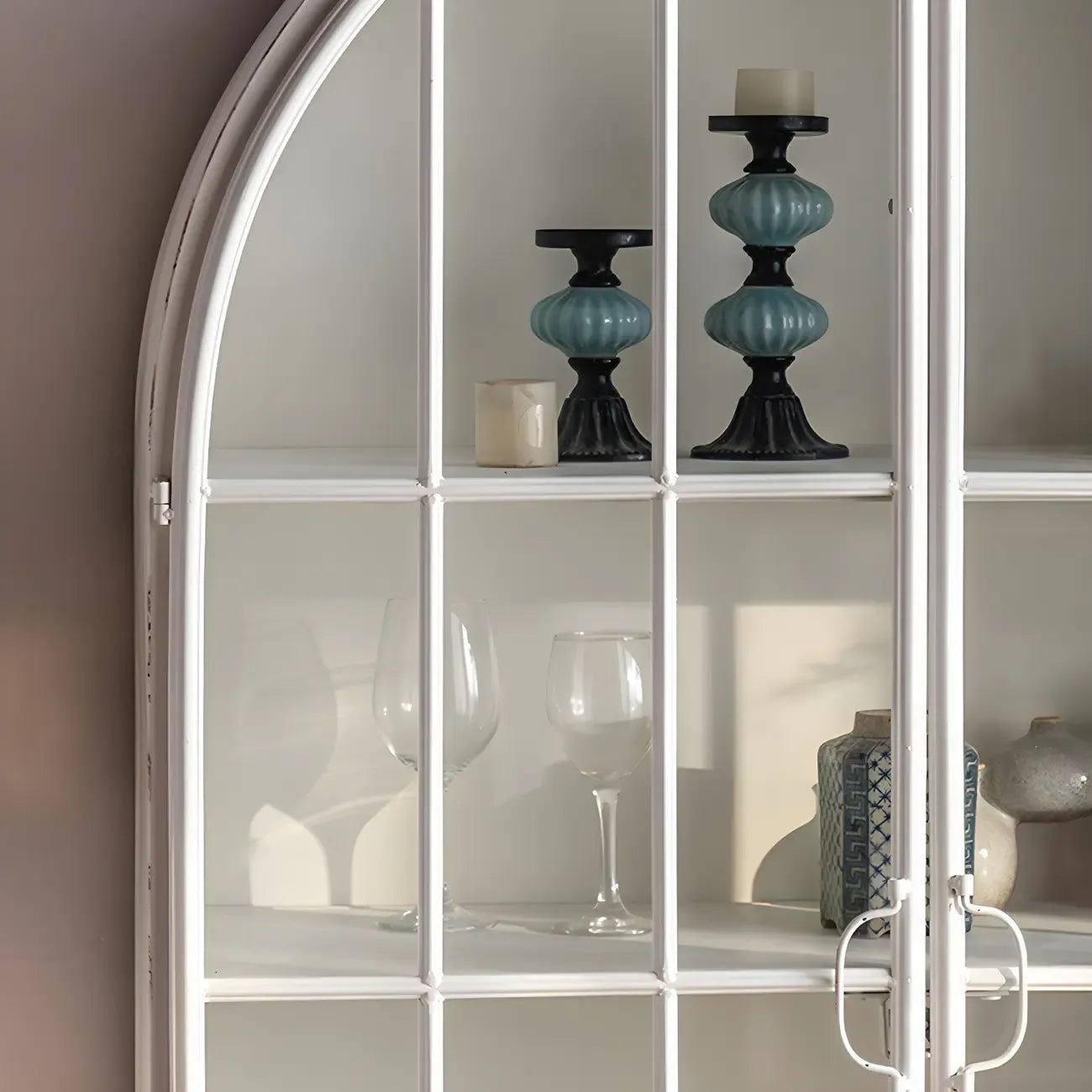 Vitrine moderne cintrée en bois et porte vitrée