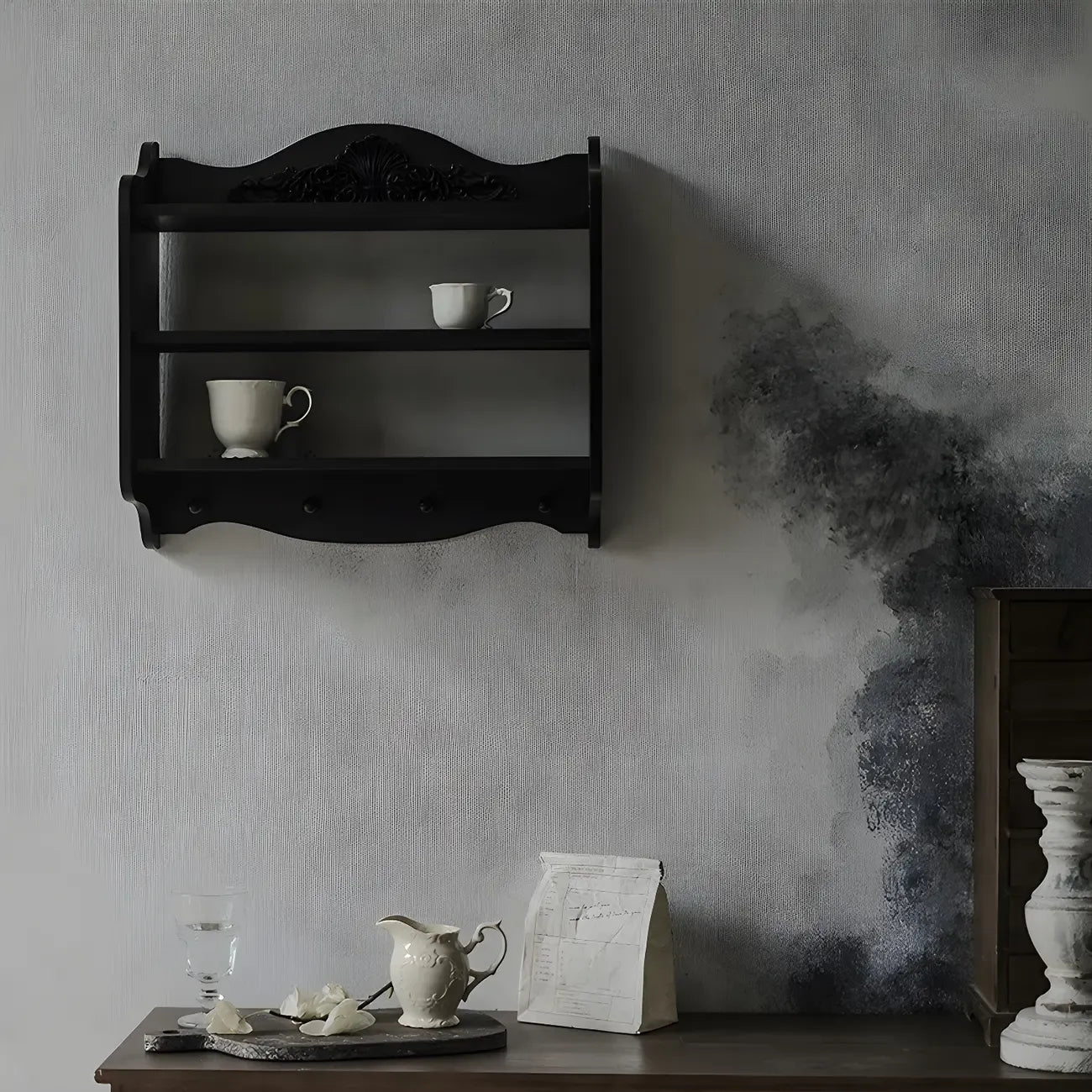 Petite vitrine murale en bois noir