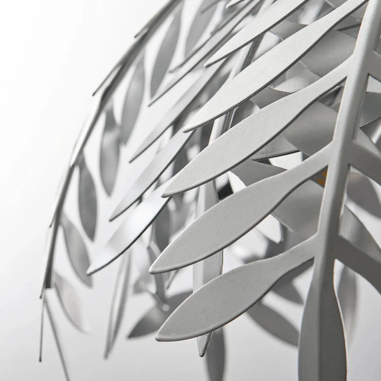 Suspension moderne en métal argenté en forme de feuille