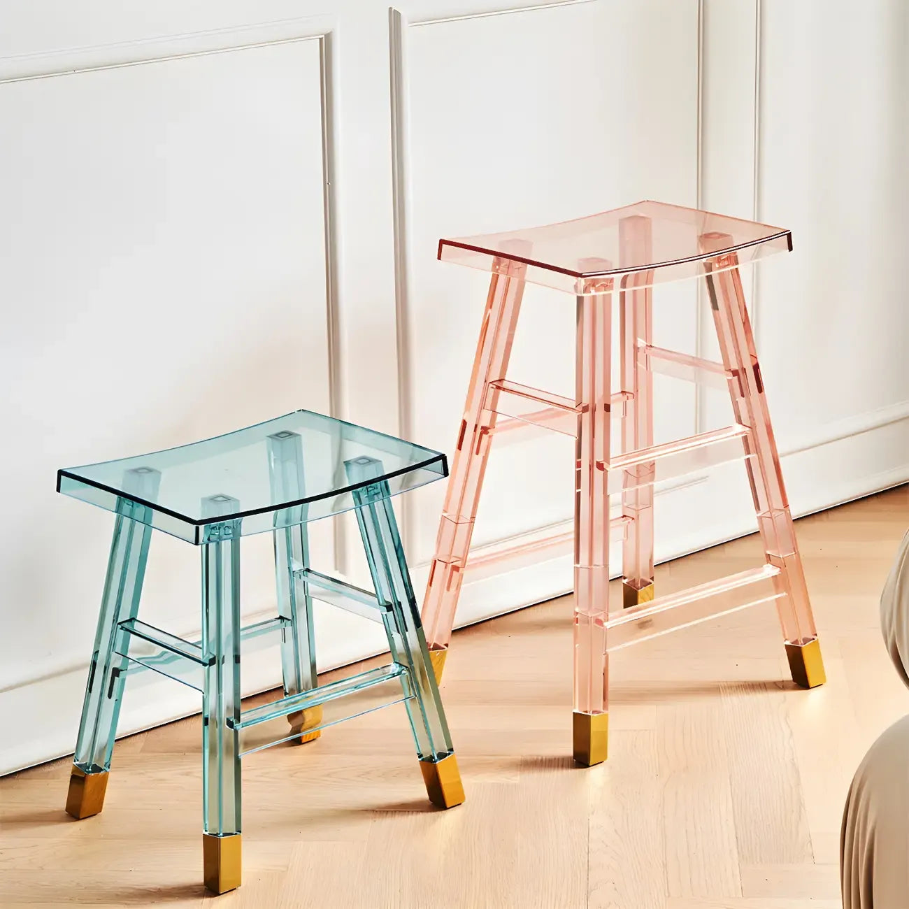 Tabouret de bar empilable chic en acrylique aux couleurs vibrantes