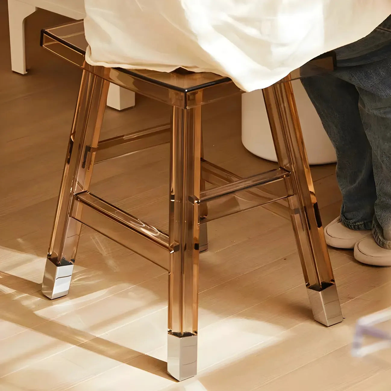 Tabouret de bar empilable chic en acrylique aux couleurs vibrantes